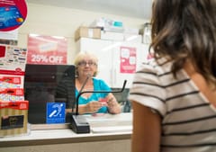 Contacta STS-K035-B-RH Intercom išlenkta dešiniojo mikrofono sistema, laisvai pastatoma 3